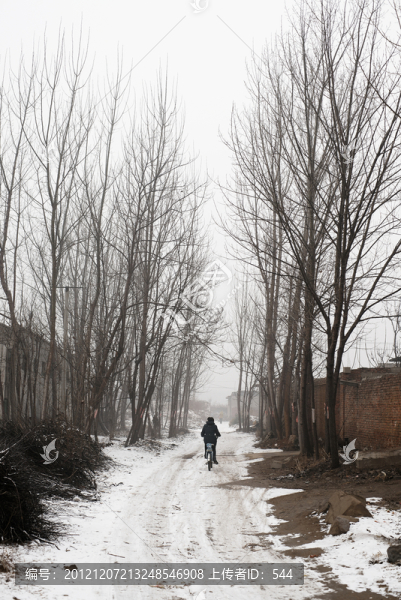 下雪天路人