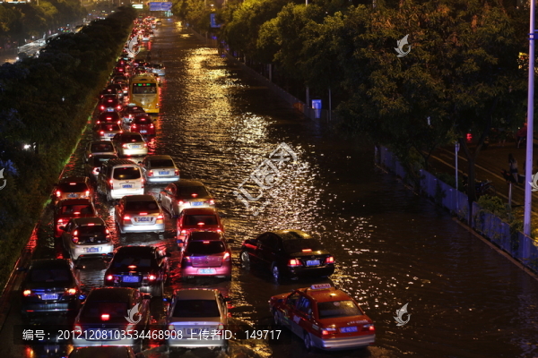 天降暴雨水淹馬路
