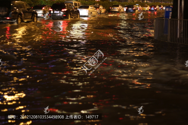 天降暴雨水淹馬路
