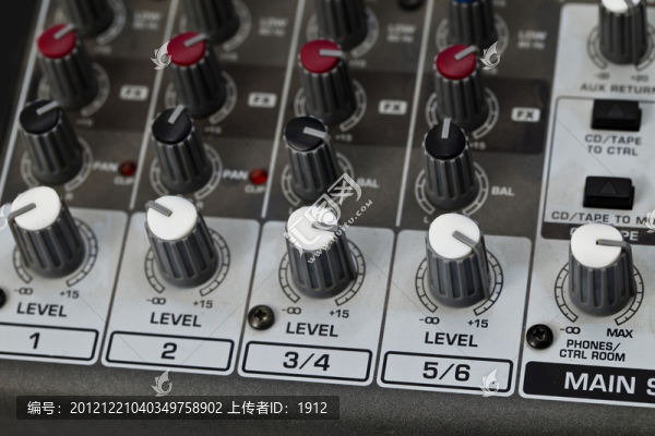 調(diào)音臺(tái)