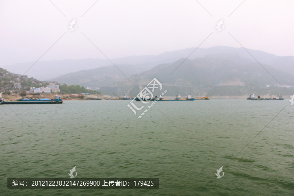 繁忙的三峽水道