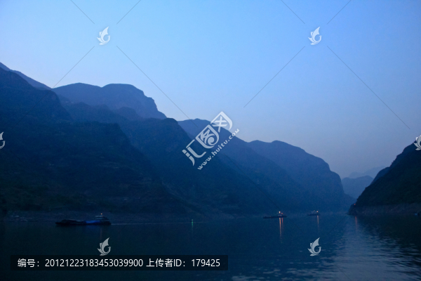 夜行西陵峽