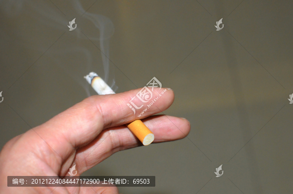夾著香煙的手指