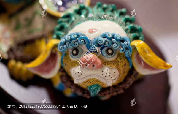 瓷質(zhì)獅子擺件