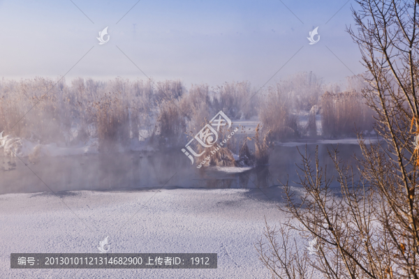 冰河晨霧