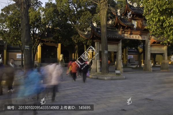 爭先恐后忙敬香