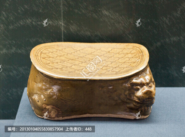 醬釉臥獅形枕