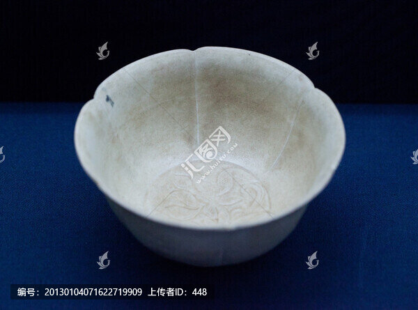 白釉印花牡丹紋花口碗