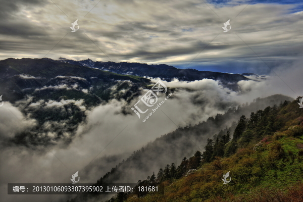 夾金山云霧風光