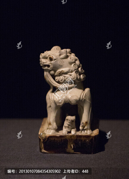 唐邢窯白釉點(diǎn)彩子母獅塑像