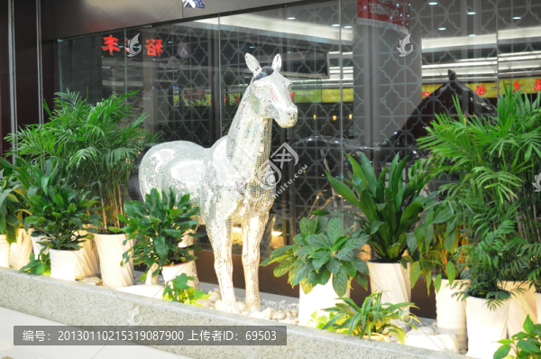 雕塑馬