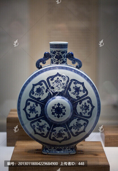 清乾隆青花八吉祥紋扁壺