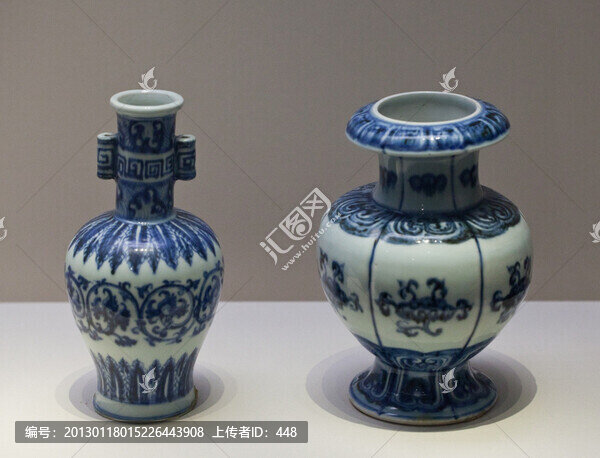 青花纏枝紋貫耳瓶和靈芝紋石榴尊