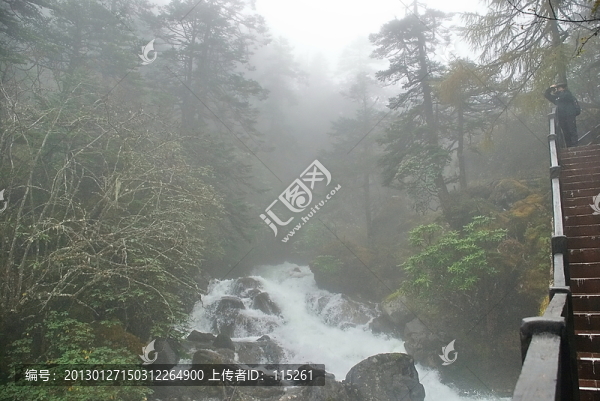 雨蒙蒙游人