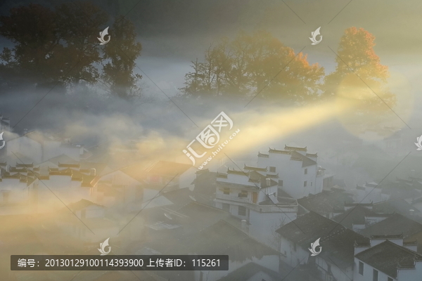 光照霧里人家