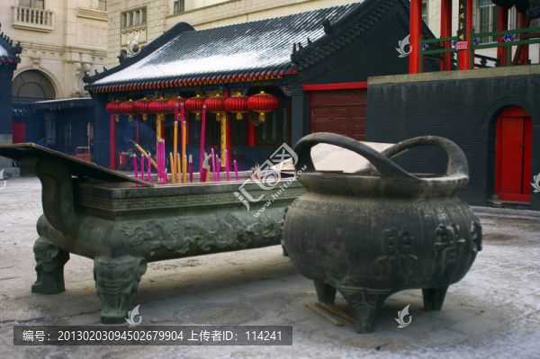 香爐和大殿