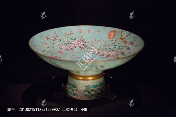 “大雅齋”款綠地粉彩花鳥(niǎo)紋高足盤(pán)
