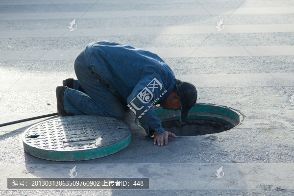 修管道的工人