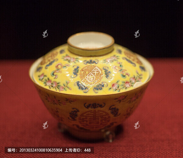 黃地粉彩五蝠捧壽紋蓋碗