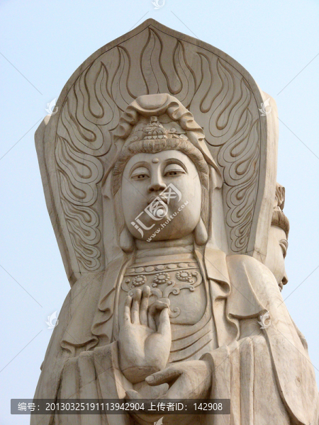三面菩薩塑像