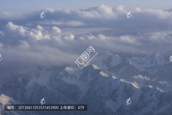 峻嶺白云