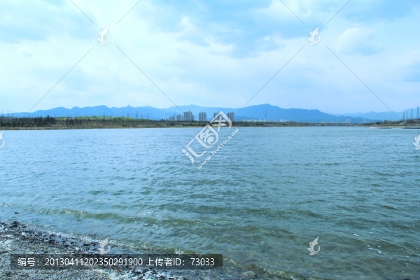湖水遠(yuǎn)山