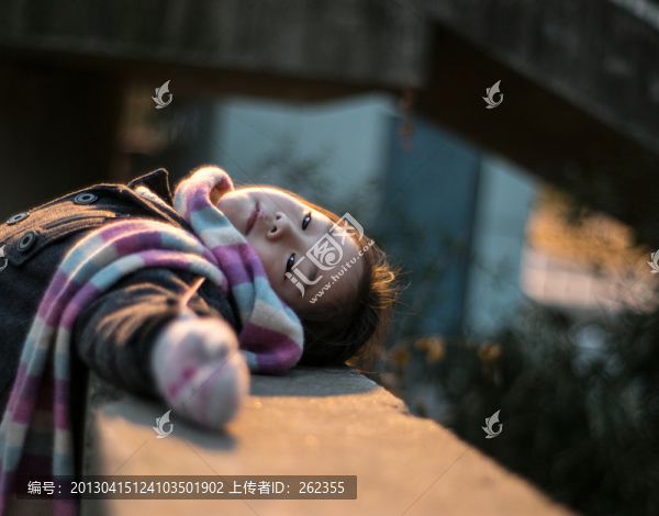 河邊的小女孩