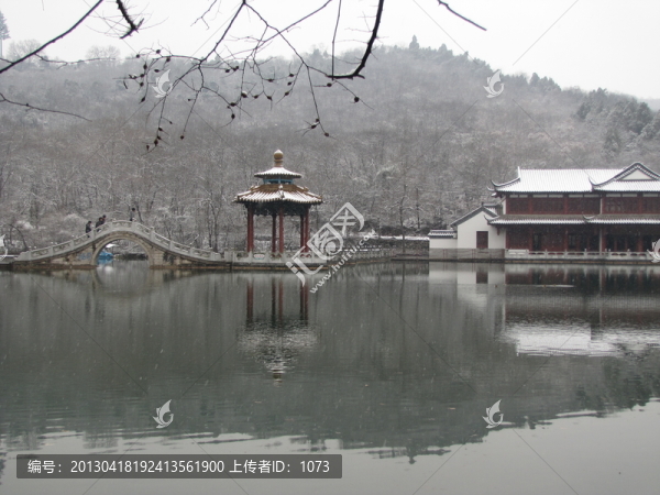 冬雪深秀湖