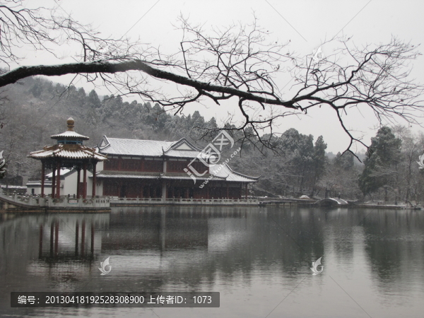 冬雪深秀湖