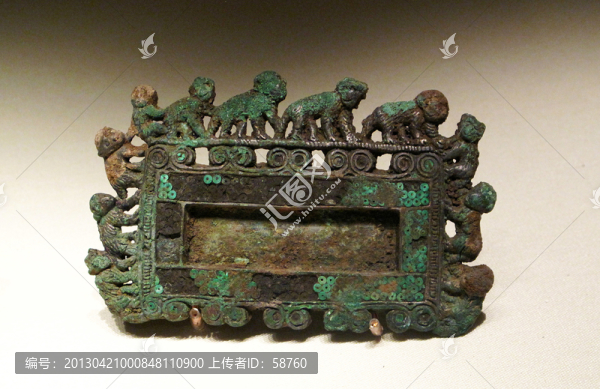方形群猴環(huán)邊青銅扣飾