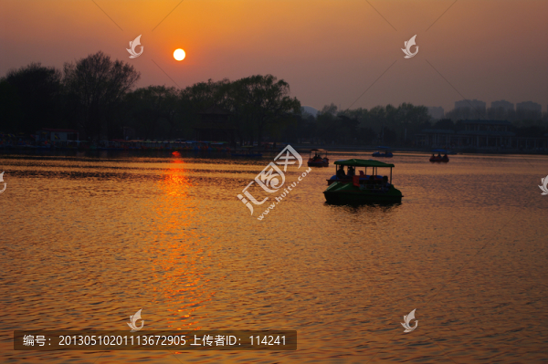 夕陽下的湖面