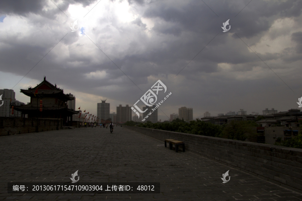暴雨前夕的西安明城墻