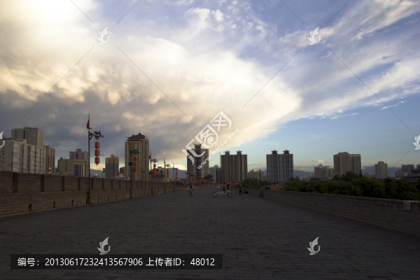 云團漫卷城墻