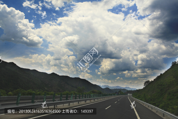 山間的高速公路