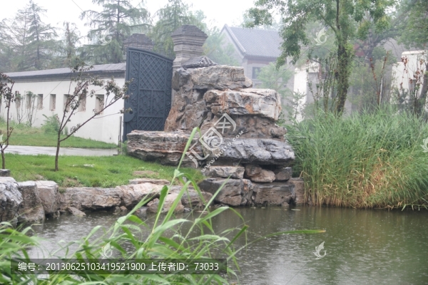 雨天北寧公園湖水蘆葦院墻