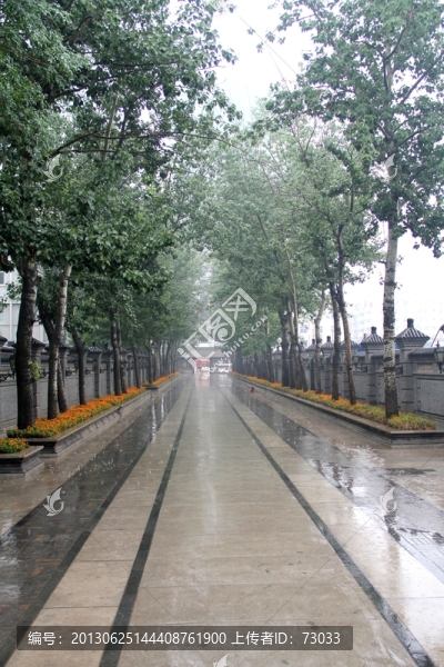 雨天天津北寧公園風(fēng)景院墻路燈