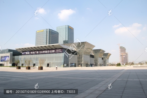 濟(jì)南西站廣場(chǎng)和綠地集團(tuán)建筑