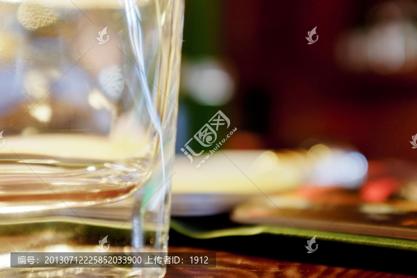 玻璃杯