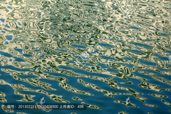 波光粼粼的水面