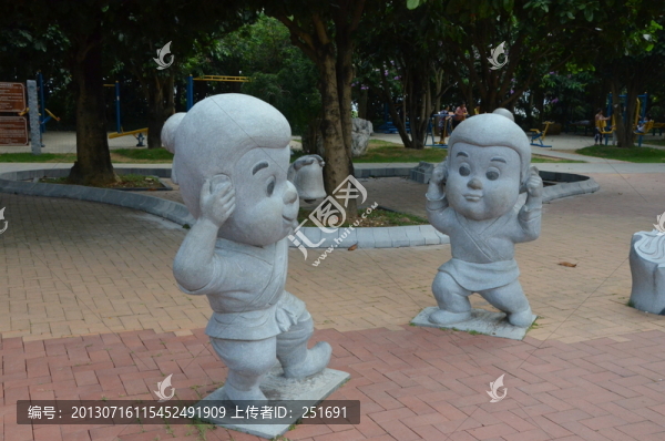 兒童雕塑玩耍