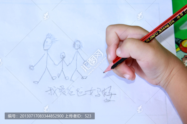 小孩畫(huà)畫(huà)