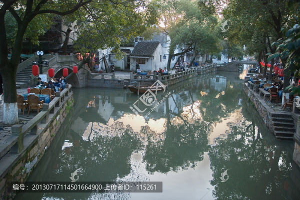 河畔人家