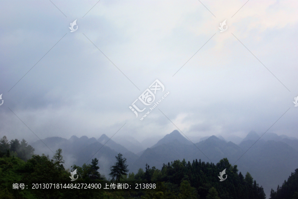 朦朧山霧