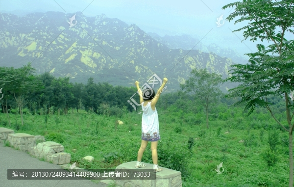 鳳凰嶺景區(qū)石山游人雀躍的背影