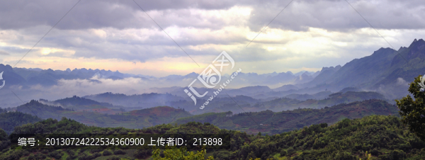 霧中群山