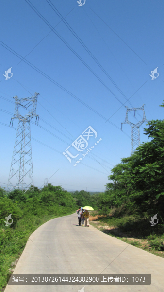 藍天電線塔