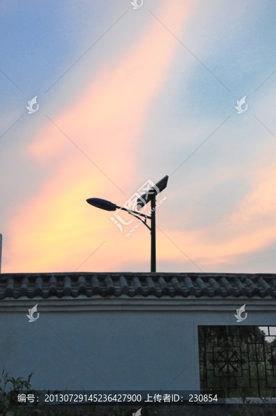 天空晚霞,路燈