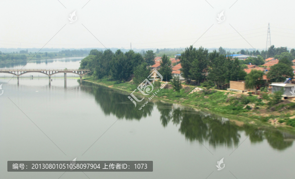小河彎彎立危橋