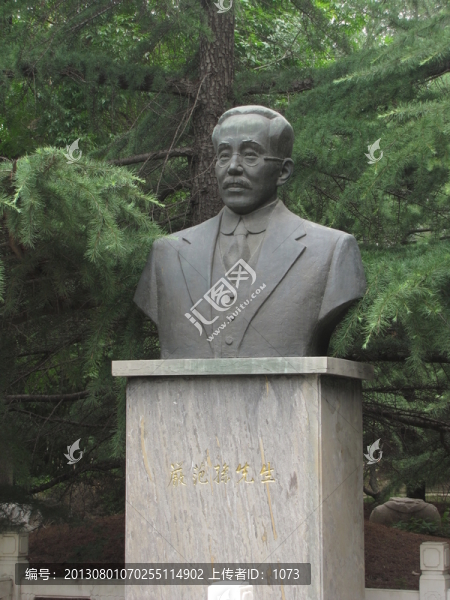 天津南開大學(xué)嚴(yán)范孫雕像