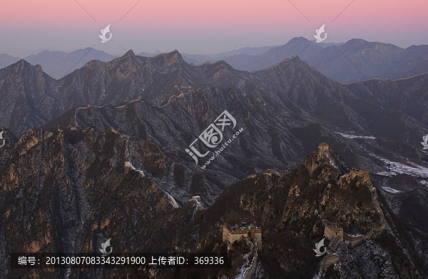 晨曦中箭扣長城